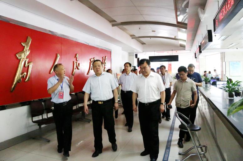 馬林青、劉繼標(biāo)在周口市行政服務(wù)中心了解工商窗口便民服務(wù)情況