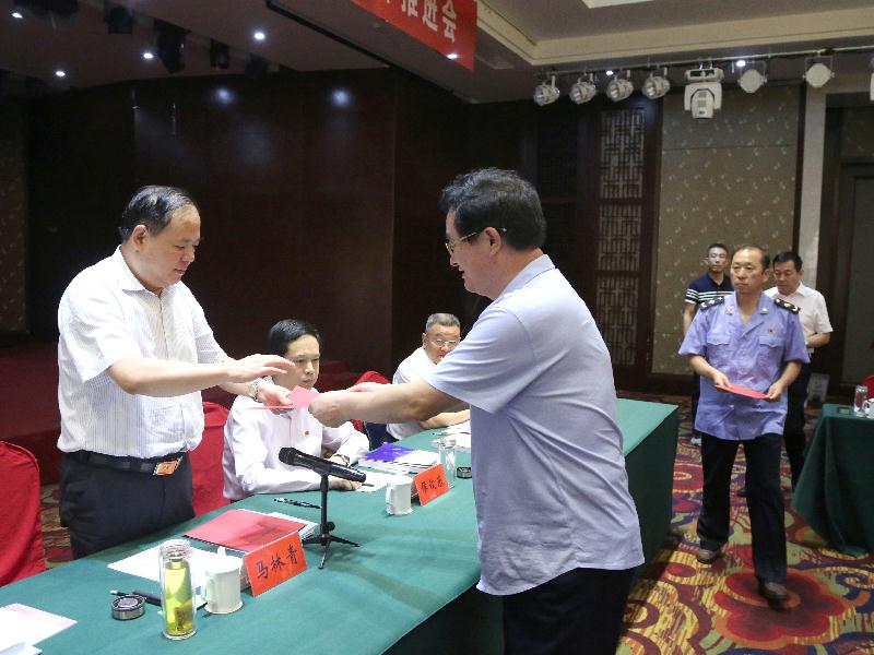 參會(huì)的省轄市、省直管縣（市）工商局負(fù)責(zé)人向馬林青局長(zhǎng)遞交掃黑除惡專(zhuān)項(xiàng)斗爭(zhēng)承諾書(shū)